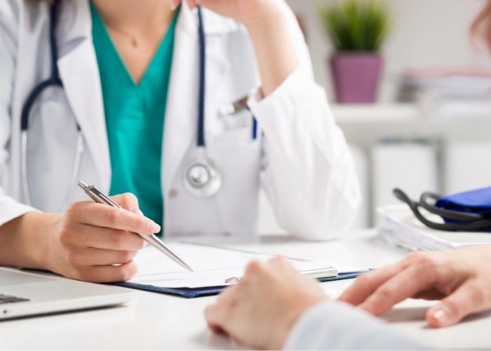 Muchos profesionales sanitarios de primera línea asistencial no han recibido formación específica en genética, pese a que cada vez es más habitual encontrarse con pacientes para los que esta información puede ser relevante.