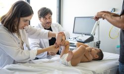 Dani, un niño de dos años originario de Málaga, se ha convertido en el primer paciente menor de 3 años tratado en España con terapia génica experimental para la paraparesia espástica hereditaria tipo 50. Imagen: Sant Joan de Déu Barcelona.