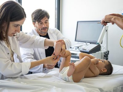 Dani, un niño de dos años originario de Málaga, se ha convertido en el primer paciente menor de 3 años tratado en España con terapia génica experimental para la paraparesia espástica hereditaria tipo 50. Imagen: Sant Joan de Déu Barcelona.