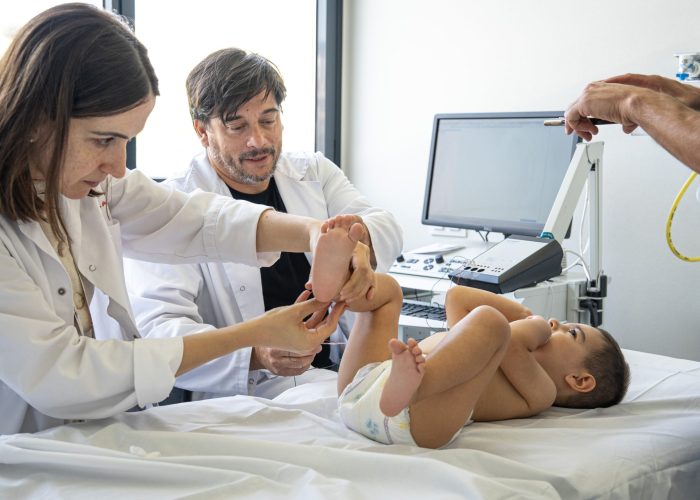 Dani, un niño de dos años originario de Málaga, se ha convertido en el primer paciente menor de 3 años tratado en España con terapia génica experimental para la paraparesia espástica hereditaria tipo 50. Imagen: Sant Joan de Déu Barcelona.