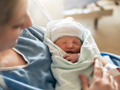 Hasta el momento han nacido 8 niños sin signos de enfermedad mmitocondrial gracias a la transferencia pronuclear en Reino Unido, donde esta técnica está aprobada desde 2015.