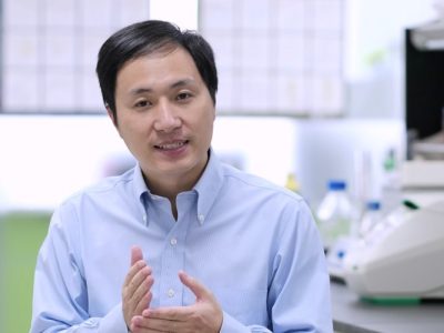 EL investigador He Jiankui anunciaba el pasado noviembre el nacimiento de dos gemelas cuyo ADN había sido modificado en la etapa embrionaria. Imagen extraída del video de YouTube en el que el investigador hizo el anuncio.