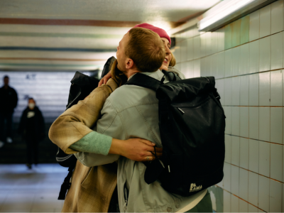 Las personas con Síndrome de Williams presentan una personalidad hipersociable. Imagen: Adobe Express.