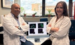 Los investigadores Tarik Smani (Izq) e Isabel Galeano Otero que han participado en el estudio que marca a la proteína Orai1 como regulador de la recuperación del corazón tras un infarto. Imagen: Instituto de Biomedicina de Sevilla.
