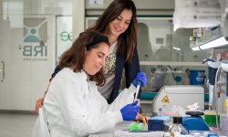 Inés García Pérez y la Dra Cristina Mayor Ruiz, investigadoras del IRB Barcelona que han participado en el estudio sobre cómo atacar KRAS.