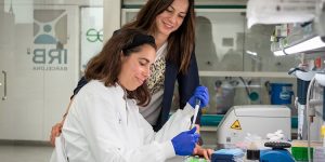 Inés García Pérez y la Dra Cristina Mayor Ruiz, investigadoras del IRB Barcelona que han participado en el estudio sobre cómo atacar KRAS.