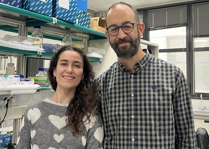 Amanda González-Blanco y Marco Milan, investigadores del IRB Barcelona que han liderado el estudio que conecta las mitocondrias con la microcefalia