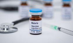 Imagen con el vial que contiene la vacuna contra el paludismo