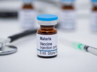 Imagen con el vial que contiene la vacuna contra el paludismo
