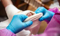 El tratamiento de la epidermólisis ampollosa distrófica recesiva se basaba, hasta hace poco, en los cuidados paliativos. El desarollo de terapia génica como ZEVASKY supone un avance muy importante para los pacientes.