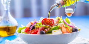 Una dieta saludable como la mediterránea, puede reducir el riesgo de demencia en personas con predisposición genética al Alzhéimer.