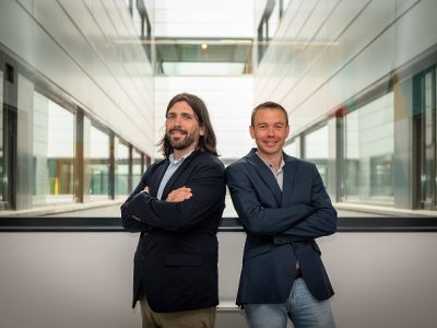 Los Doctores Rodriguez-Fraticelli y Velten, directores de los equipos de investigadores que han realizado el estudio. Imagen: Albert Armengol (IRB Barcelona)