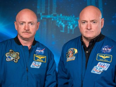 El astronauta Scott Kelly y su hermano gemelo Mark Kelly. El 19 de enero de 2015, Scott Kelly viajó a la Estación Espacial Internacional  en una misión de un año de duración destinada entre otros objetivos a evaluar las diferencias fisiológicas y en el ADN provocadas por la vida en el espacio. Su hermano Mark, actuará como control. Imagen: NASA/Robert Markowitz.