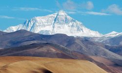 Vista del monte Everest, desde el altiplano tibetano. By Joe Hastings [CC-BY-2.0