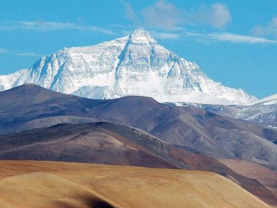 Vista del monte Everest, desde el altiplano tibetano. By Joe Hastings [CC-BY-2.0