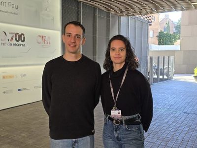 Oriol Dols y Esther Álvarez-Sánchez, investigadores que han participado en el estudio del sistema inmunitario de pacientes con ELA. Imagen: IR Sant Pau.