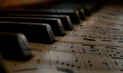 En una partitura además de la secuencia de notas musicales, existen otras marcas que informan de cómo deben hacerse sonar las notas.