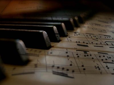 En una partitura además de la secuencia de notas musicales, existen otras marcas que informan de cómo deben hacerse sonar las notas.