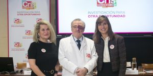 Cristina Domínguez, Mariano Barbacid y Lola Manterola, durante la rueda de prensa para presentar los prometedores resultados de una combinación de fármacos frente al cáncer de páncreas.