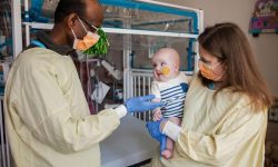 Kiran Musunuru y Rebecca Ahrens-Nicklas con KJ, receptor de la primera terapia personalizada CRISPR, basada en editores de bases. Imagen: Children's Hospital of Philadelphia