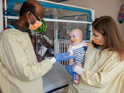 Kiran Musunuru y Rebecca Ahrens-Nicklas con KJ, receptor de la primera terapia personalizada CRISPR, basada en editores de bases. Imagen: Children's Hospital of Philadelphia