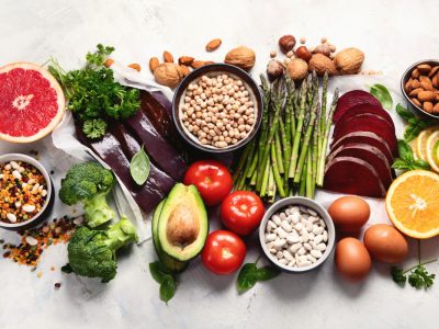 muchas personas no alcanzan este nivel a través de la dieta habitual, especialmente aquellos grupos con mayores requerimientos, como las mujeres embarazadas o en periodo de lactancia