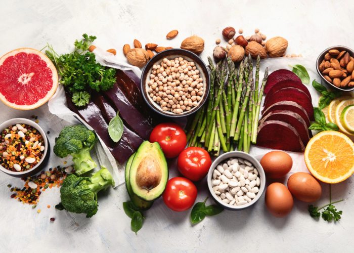 muchas personas no alcanzan este nivel a través de la dieta habitual, especialmente aquellos grupos con mayores requerimientos, como las mujeres embarazadas o en periodo de lactancia