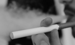 Los cigarrillos electrónicos alteran la expresión de genes relacionados con la defensa inmune de las vías respiratorias, al igual que los cigarrillos normales. Imagen: Lindsay Fox, CC BY 2.0. https://creativecommons.org/licenses/by/2.0/.