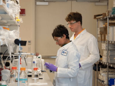 Sonia y Eric trabajando en el laboratorio en el Broad Institute. Imagen: Photo: Maria Nemchuk (CC BY SA http://creativecommons.org/licenses/by-sa/4.0/).