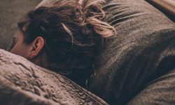 Cada persona pasa alrededor de un tercio de su vida durmiendo. Sin embargo, todavía se desconocen muchos de los mecanismos que regulan el sueño y su relación con la salud. Imagen: Gregory Pappas, vía Unsplash.