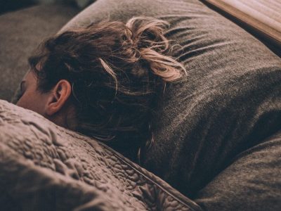 Cada persona pasa alrededor de un tercio de su vida durmiendo. Sin embargo, todavía se desconocen muchos de los mecanismos que regulan el sueño y su relación con la salud. Imagen: Gregory Pappas, vía Unsplash.