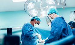 Los investigadores han desarrollado una herramienta basada en IA que estima el riesgo a desarrollar sepsis tras una cirugía a partir de información genética del paciente.