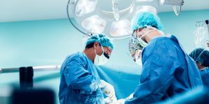 Los investigadores han desarrollado una herramienta basada en IA que estima el riesgo a desarrollar sepsis tras una cirugía a partir de información genética del paciente.