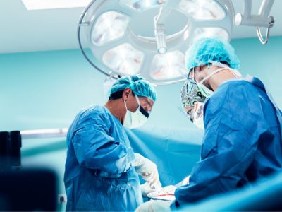 Los investigadores han desarrollado una herramienta basada en IA que estima el riesgo a desarrollar sepsis tras una cirugía a partir de información genética del paciente.