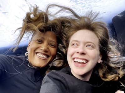 Las dos tripulantes de la misión Inspiration4, durante el vuelo espacial de SpaceX. Imagen: Inspiration4 crew.