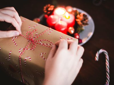 Con el despliegue de regalos navideños en el horizonte, los análisis de ADN se erigen como una de las opciones más codiciadas de la red para sorprender a familiares o amigos. Imagen: Unsplash.