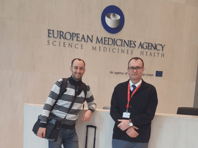 De izquierda a derecha, Jordi Minguillón y Jordi Surrallés en la sede de la Agencia Europea del Medicamento (EMA), en Londres.