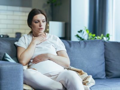 La presencia de náuseas y vómitos es característica en muchos embarazos. Imagen: Canva.