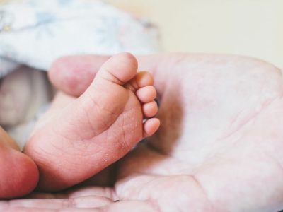 Los cribados neonatales forman parte de la atención médica estándar para recién nacidos en muchos países. Imagen: Getty Images, vía Canva.