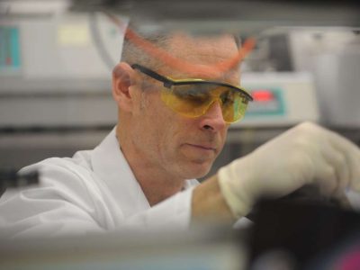 Un investigador prepara una muestra para la extracción de ADN. Imagen: Instituto de Alergias y Enfermedades Infecciosas, National Institute of Health, EEUU).