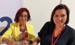 Mariela Larrandaburu, presidenta de RELAGH, y Encarna Guillén, presidenta de la AEGH, firmando el convenio de colaboración entre ambas asociaciones científicas. Imagen: AEGH.