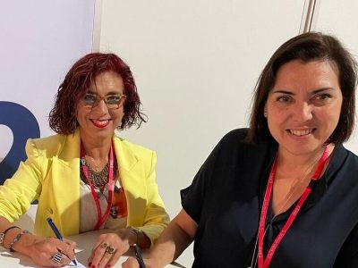 Mariela Larrandaburu, presidenta de RELAGH, y Encarna Guillén, presidenta de la AEGH, firmando el convenio de colaboración entre ambas asociaciones científicas. Imagen: AEGH.