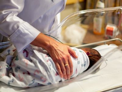Una prueba genética rápida permite identificar pacientes neonatos ingresados por riesgo de sepsis para los que el tratamiento con gentamicina podría resultar tóxico. Foto de Solen Feyissa en Unsplash.
