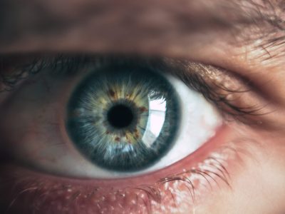Un estudio de Universidad de Cambridge, la Universidad de Pittsburgh y el Instituto de la Visión de Paris muestra que la inyección de una terapia génica en uno de los ojos de pacientes con ceguera hereditaria, induce beneficios en ambos ojos. Imagen: Victor Freitas en Unsplash.